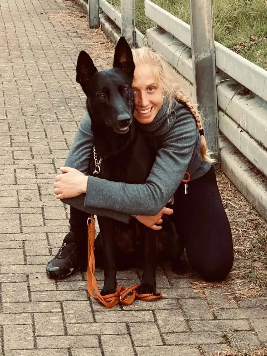 Janina umarmt ihren Hund – Beziehung auf Augenhöhe
