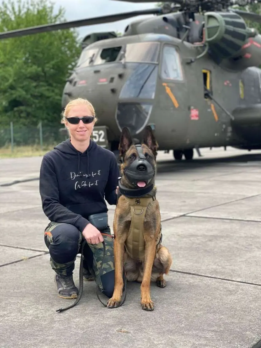Janina als Polizei-Diensthundeführerin mit ihrem Malinois vor einem Hubschrauber